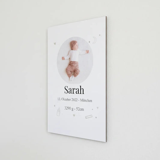 Baby Geburts Schild Modell Sarah – Minimalistisch & personalisiert